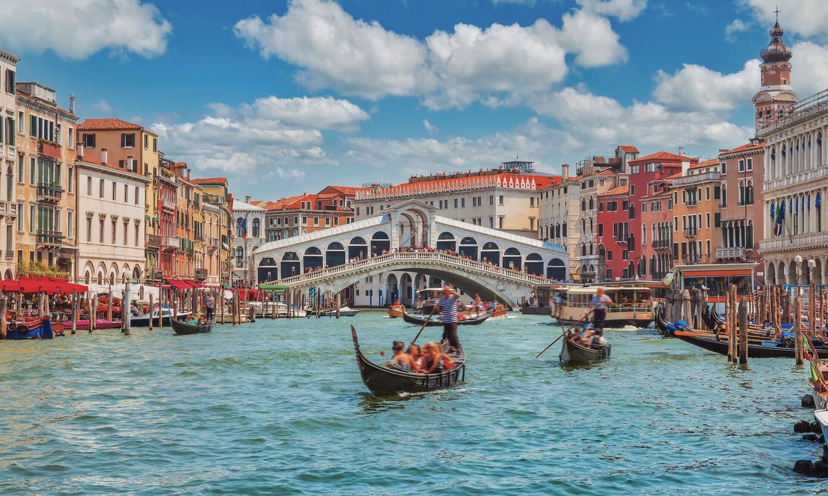 Cannaregio Apartment | Designer Loft with Panoramic Terrace in Historic Cannaregio