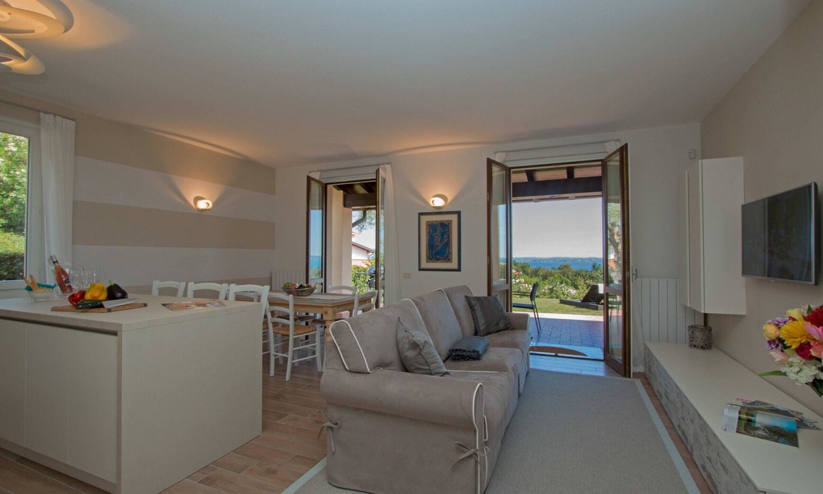 Soiano del Lago Ski Chalet | Detached house with stunning lake view and private garden