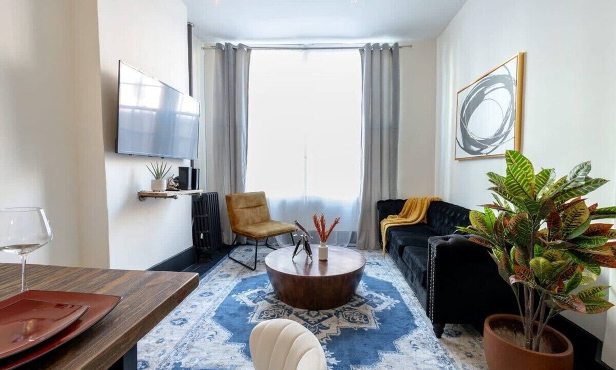 Ukrainian Village Apartment | E10-1 Designer East Village Townhouse 1BR