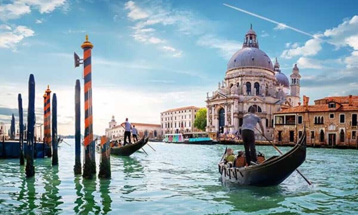 San Polo Apartment | Elegant Loft Apartment with Elevator in Historic Palazzo Near San Marco