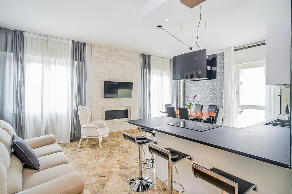 Treviso Apartment | Elegant & Spacious - 30 min from Venice - King beds!