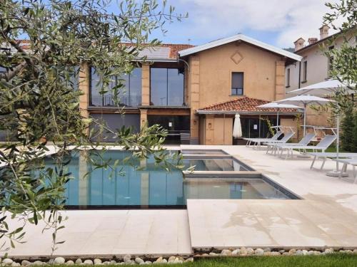 Adro Apartment | Elegant suite with shared pool