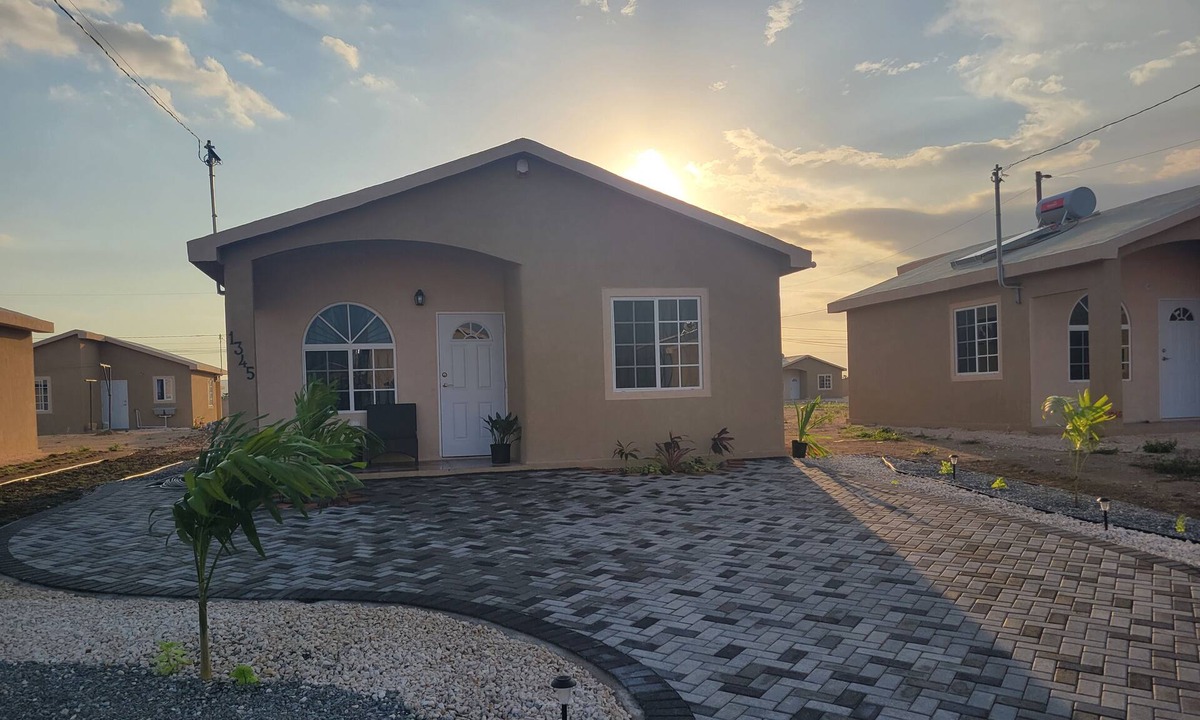 Portmore House | Friendly gated community comfort home