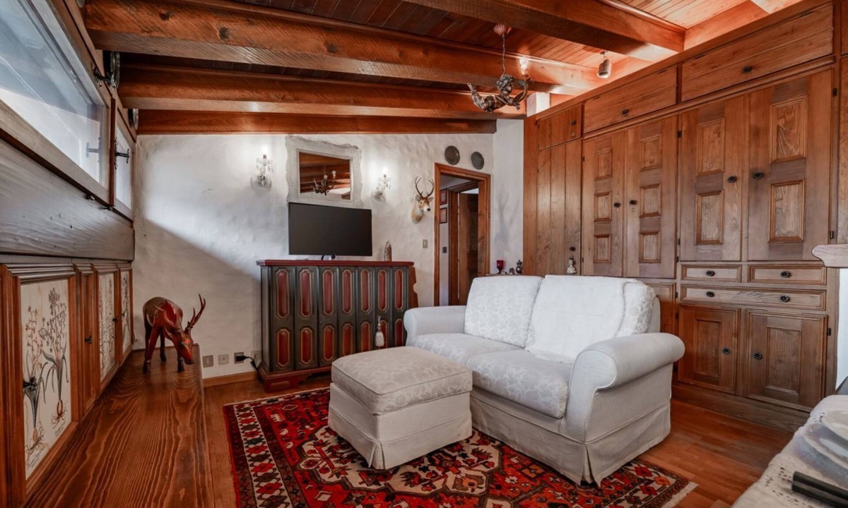Cortina d'Ampezzo Historic Centre Apartment | GuestHost - Charming 45 sqm apartment, with fine wooden finishes and mountain view, ideal for two guests, located on the 4th floor of a characteristic building. The property is located in the heart of Cortina, along the famous Corso Italia, a 7-minute wa
