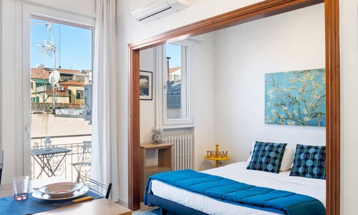 Historic Centre Apartment | GuestHost - Comfortable studio perfect for 2 people is located just a few meters from Prato Della Valle and the Basilica of Sant’Antonio. Through the pedestrian street you can reach all the wonders of the city center. The area is full of shops, bars an