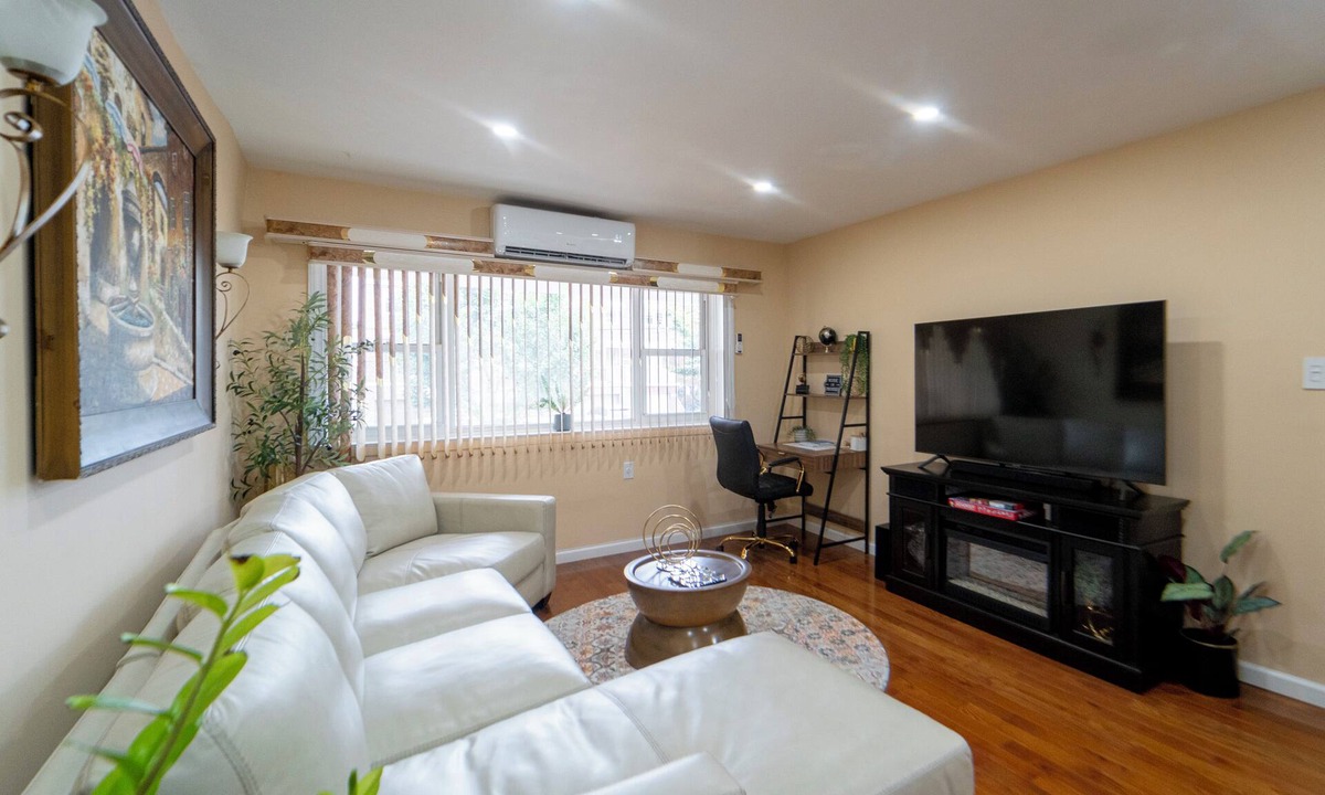 Canarsie Apartment | Hidden Delight . nCharming 2-bedroom apartment close to JFK AIRPORT