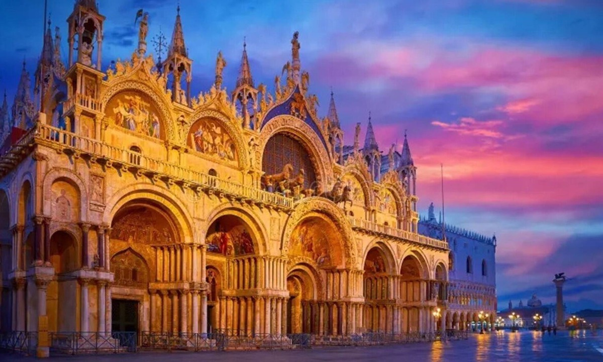 San Polo Apartment | Historic San Marco Apartment with Authentic Venetian Elegance