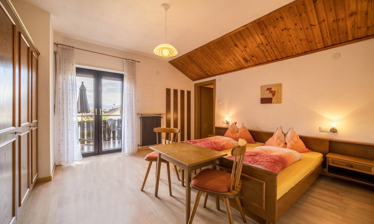 Lana Apartment | Holiday Apartment "Gantkofel Leilichhof" with Mountain View, Wi-Fi, Balcony & Garden