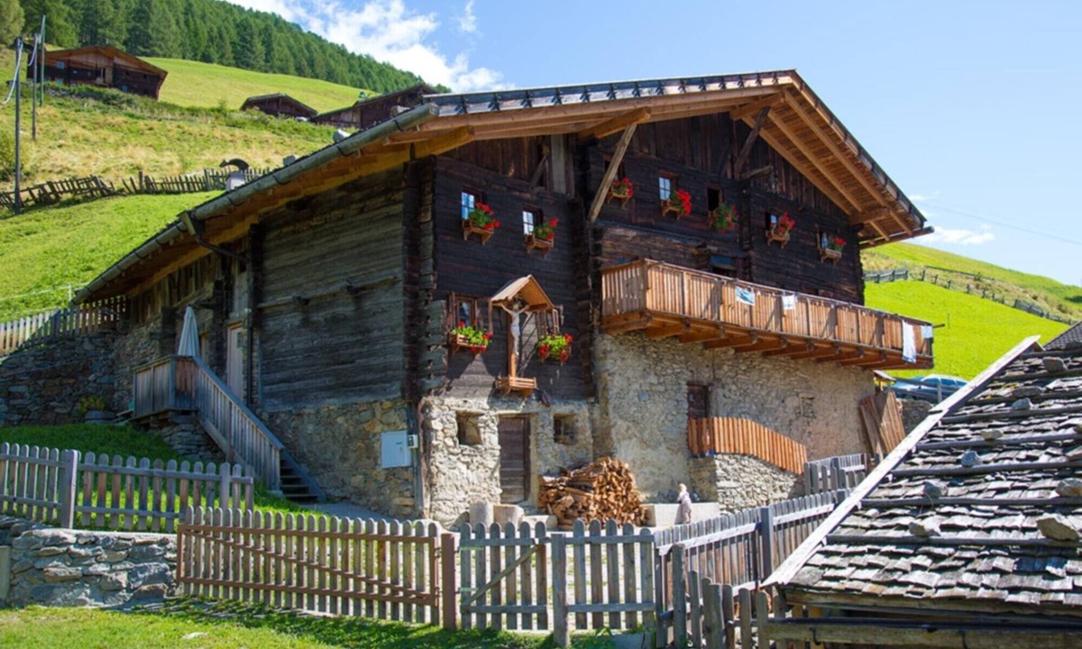 Senales Apartment | Holiday Apartment “Untervernatsch Enzian” with Balcony, Shared Outdoor Area & Wi-Fi