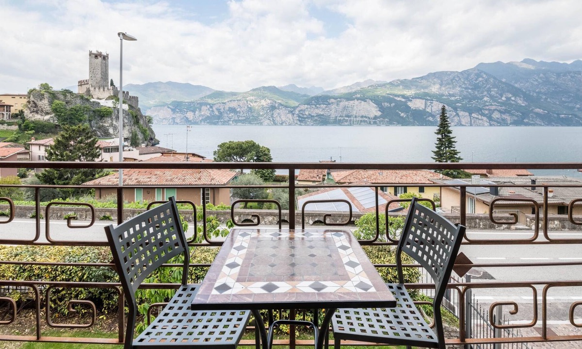 Malcesine Apartment | Holiday Apartment with Wi-Fi, Air Conditioning, Pool and Garden; Garage available; Pets allowed
