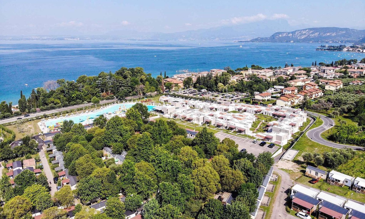 Cisano Apartment | Holiday apartment with terrace and pool