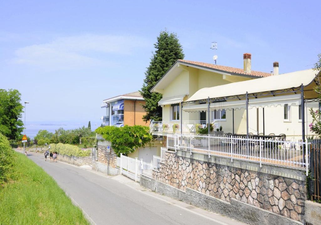 Pacengo House | Holiday Home by Lake Garda with Garden