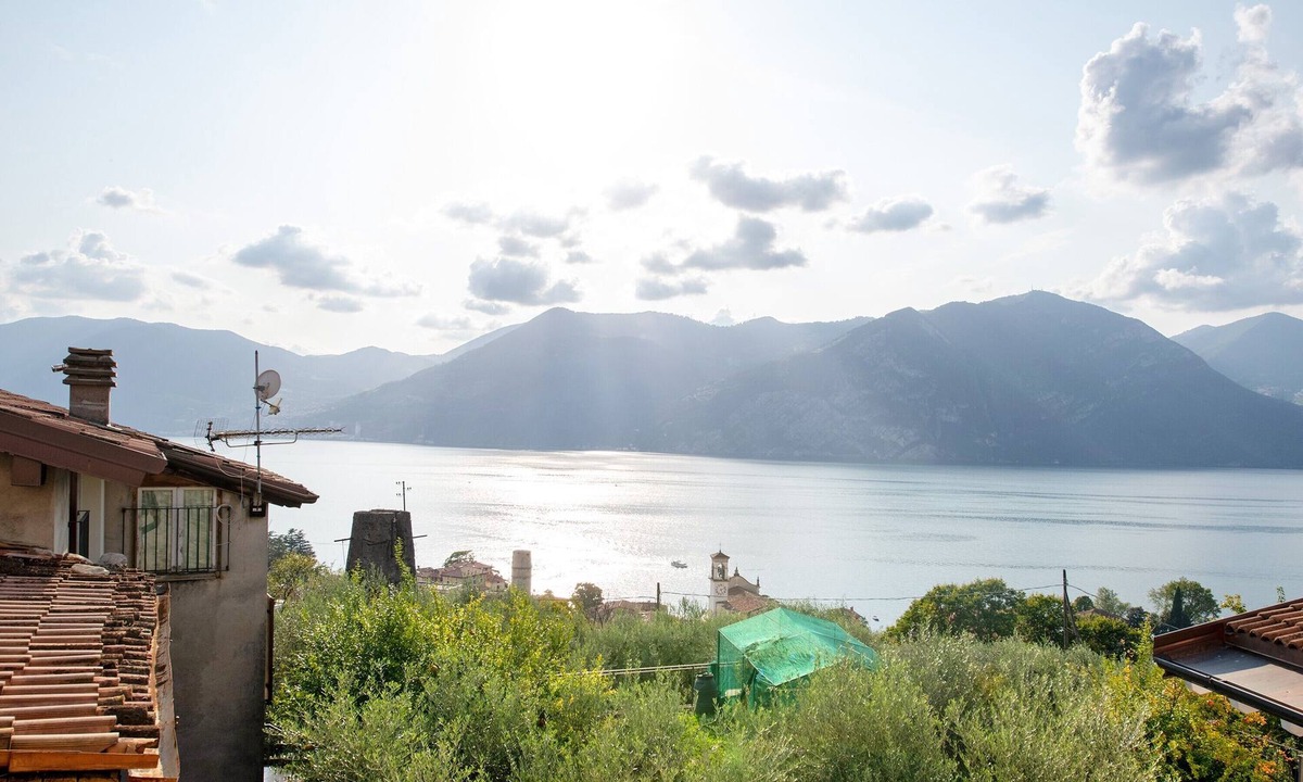 Marone House | Holiday Home 'Casa Tua Alla Torre' with Lake View, Wi-Fi and Air Conditioning