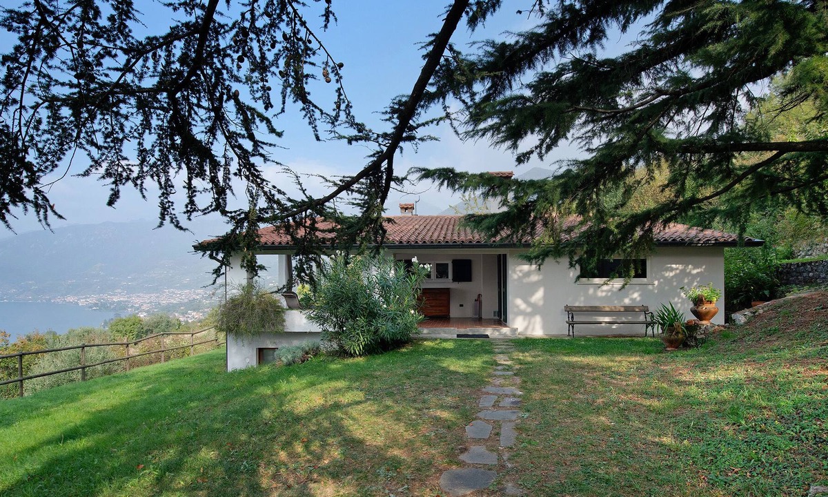 Sulzano House | Holiday Home 'Villa Valeriana' with Fantastic View over Lago D'Iseo