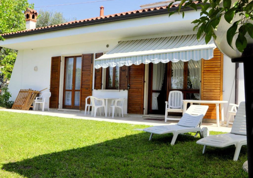 Montioni House | Holiday home with private garden, about 1 km from the lake