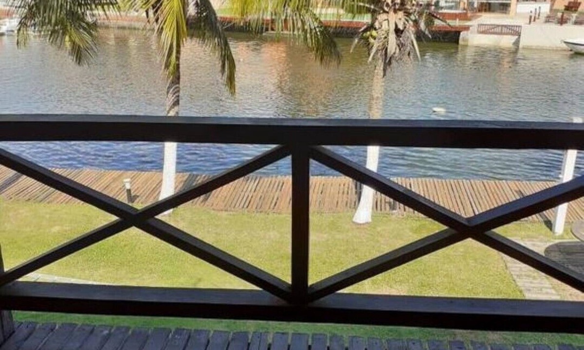 Pero House | House facing the canal