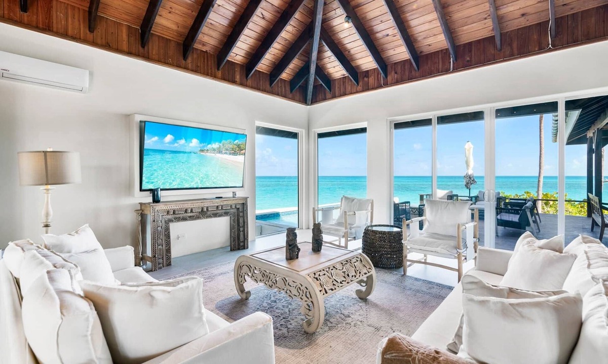 William's Town House | Inspiration Point, newly renovated, heated pool & year-round sandy beach
