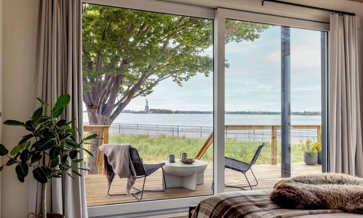 Manhattan Cabin | Island Glamping with Skyline and Lady Liberty View