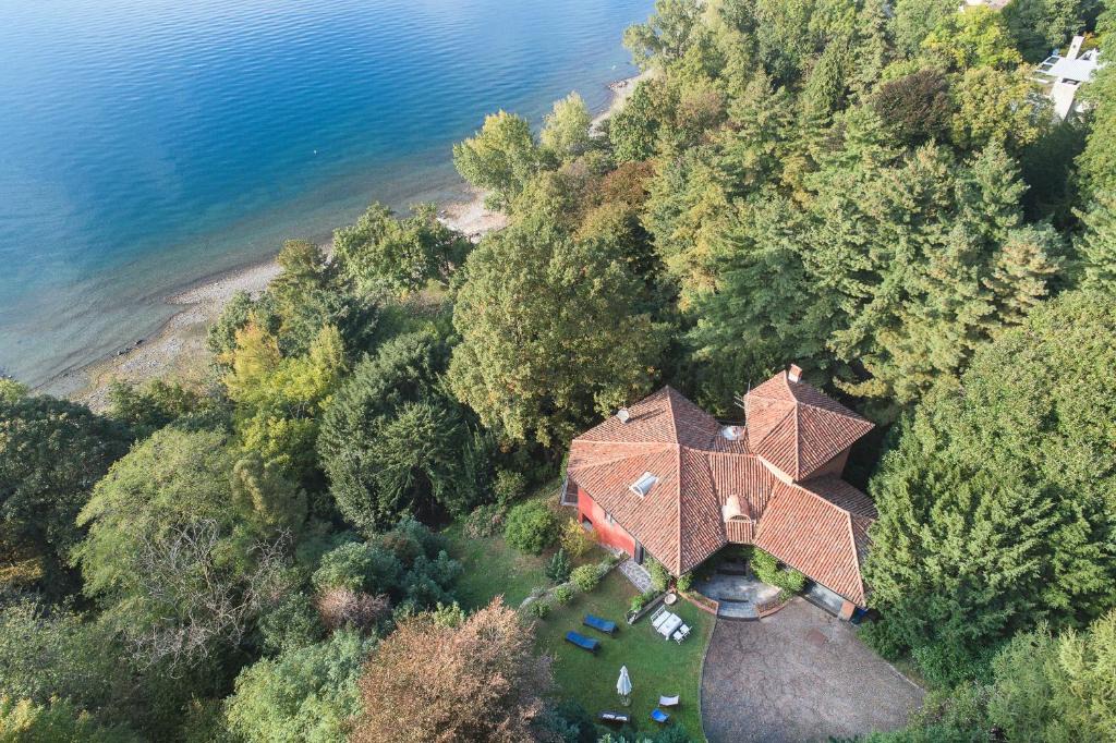 Ispra Villa | Ispra Villa Sleeps 8 WiFi