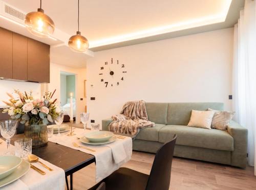 Iseo Apartment | Jacuzzi Luxury 2-Bedroom Apartment Iseo Piazza Garibaldi - Terrace & AC