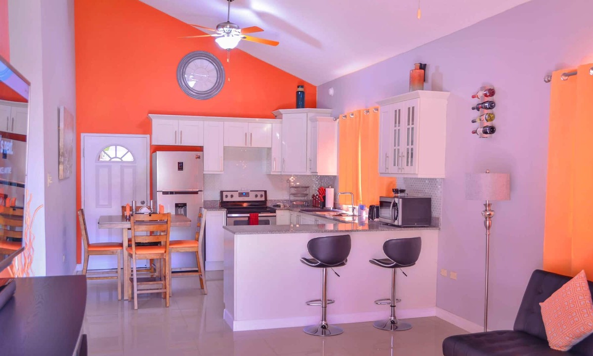 Kingston House | 2Bedroom*King Size Bed* Swimming Pool *Gated*Secure