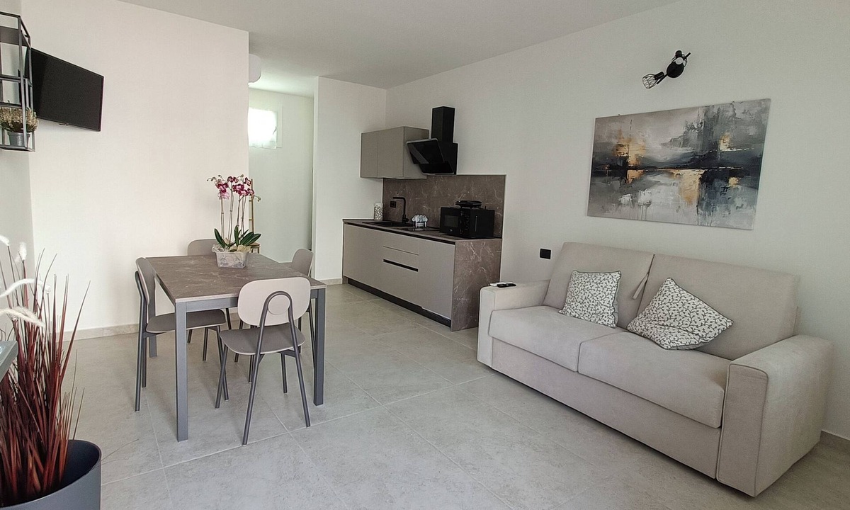 Castelnuovo del Garda Condo | L'olivo- Accommodations 5 minutes from Gardaland, in the quiet among vineyards and olive trees.