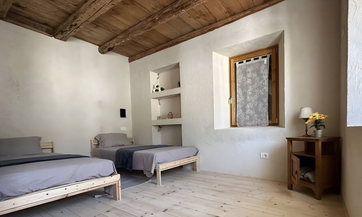 Seren del Grappa Apartment | La Finestra sul Grappa – Room 'Monte Roncon' with Mountain View, Shared Terrace & Wi-Fi