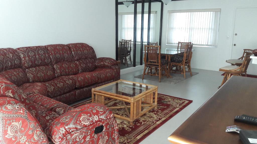 Downtown Apartment | Lakeview Manor 2