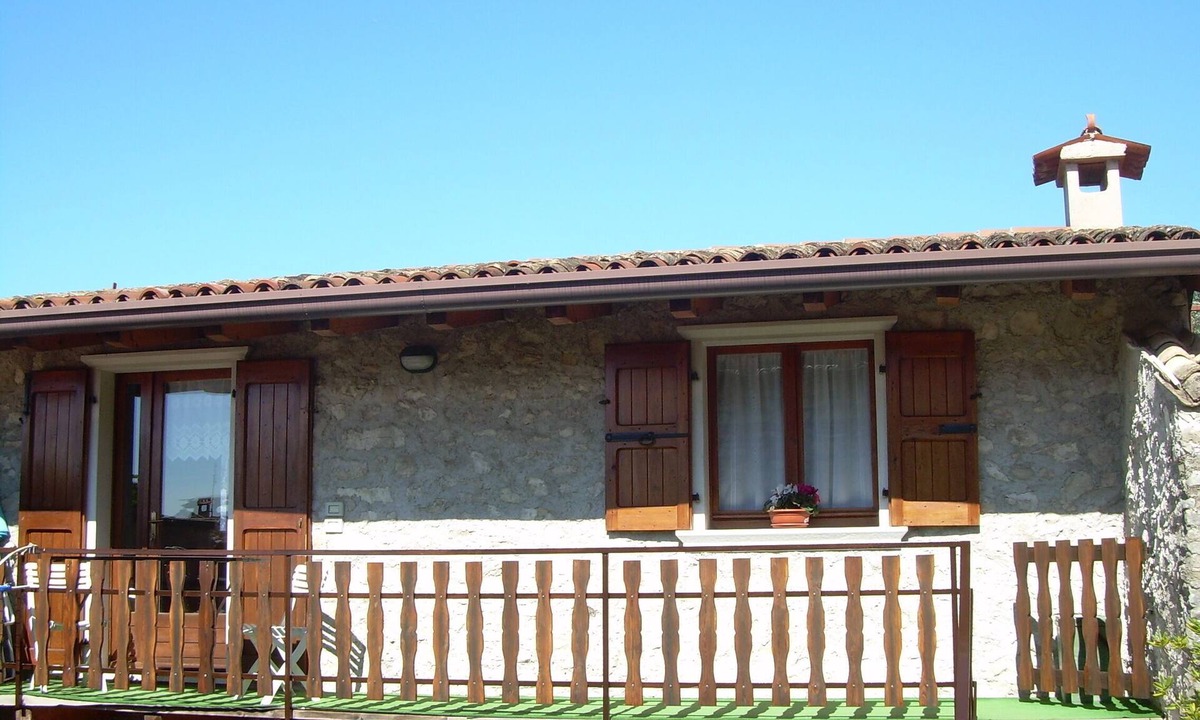Castelletto Apartment | Laura apartment with balcony, garden and lake view