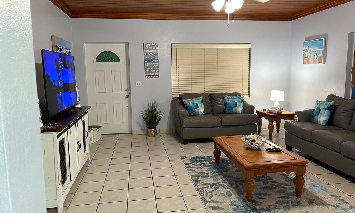Lubbers Quarters Cay Apartment | Located in the quiet neighborhood of Little Orchard in Marsh Harbour. 2bed 2bath