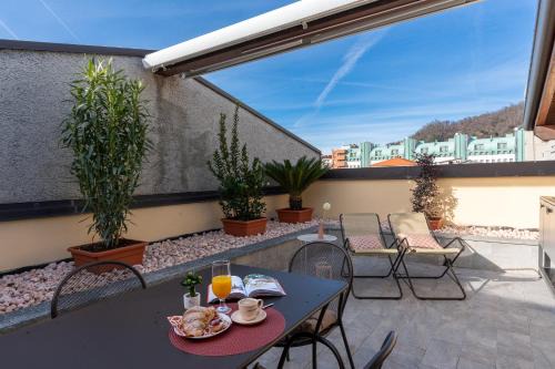Albate Apartment | Loft Park & Rail Private Parking included