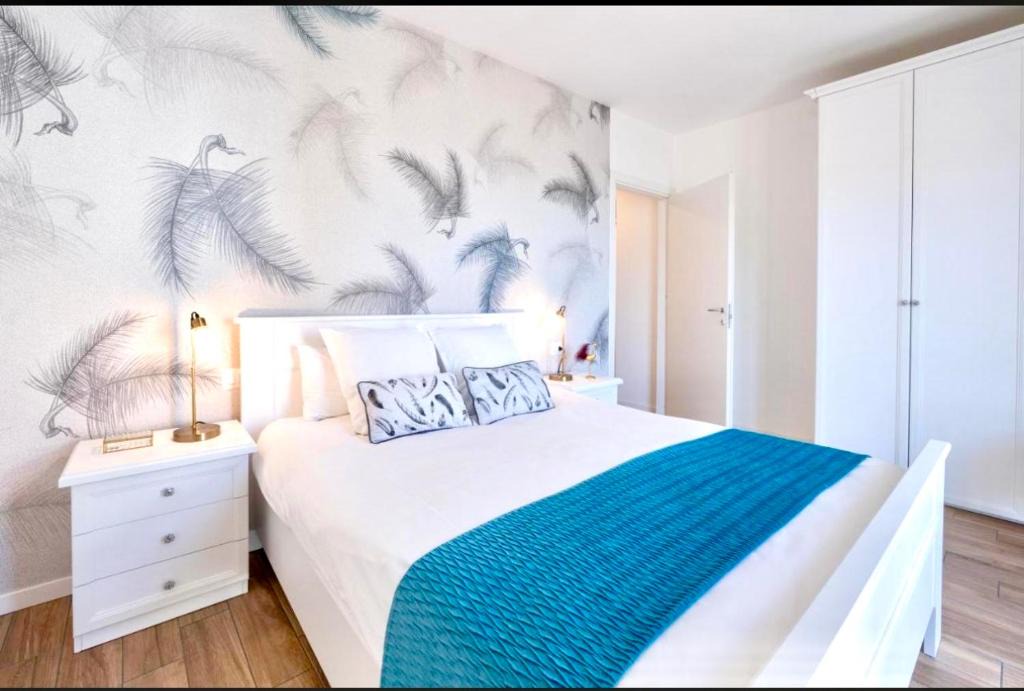 Albate Apartment | Lora luxury suite 4, free private parking, self check-in, air conditioner