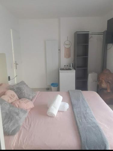 Tremblay-en-France Hotel | Love Room Romantique