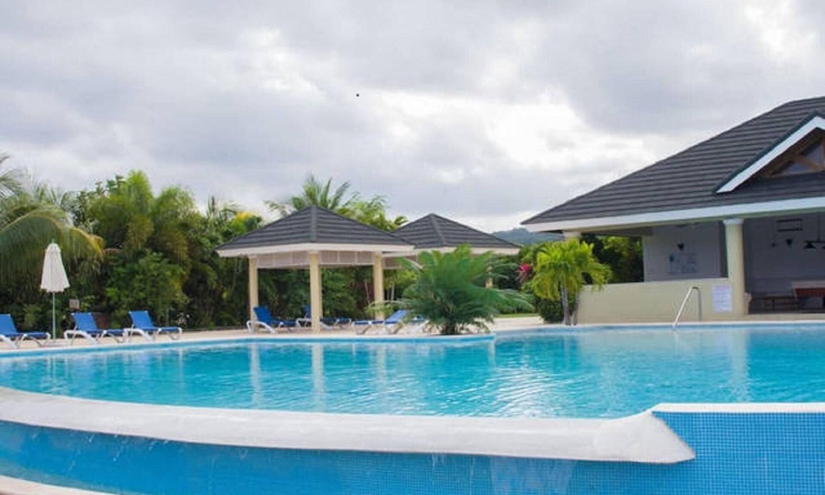 St. Ann's Bay House | Luxor Villa. Great location near major attractions in Ocho Rios!