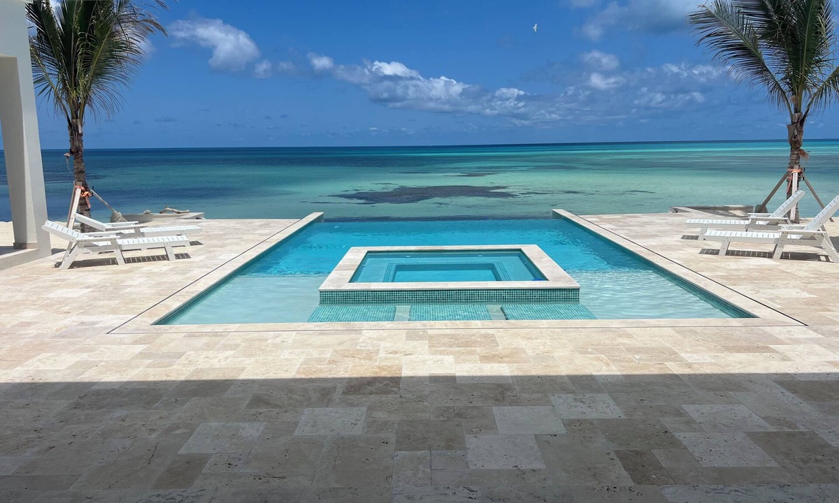 Alice Town House | Luxurious Oceanfront 8 bedroom 12 bed Estate with private beach - Bimini Bahamas