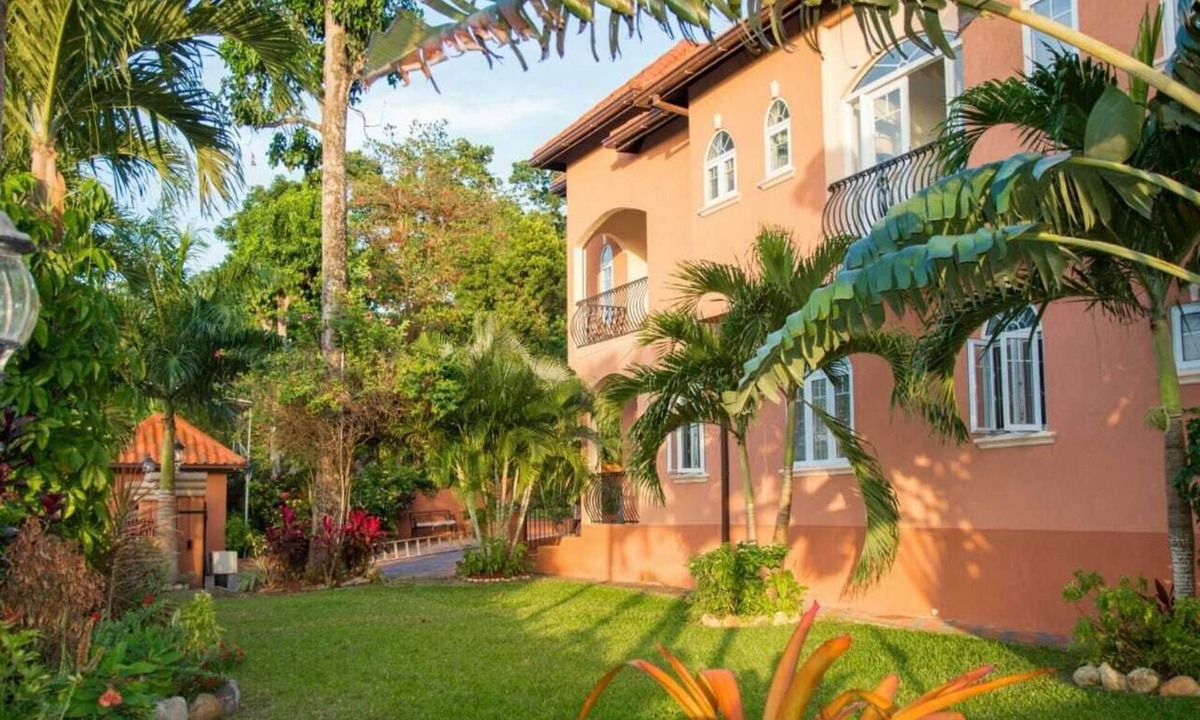 Runaway Bay Apartment | Luxurious Pen Hall Estate Apartment