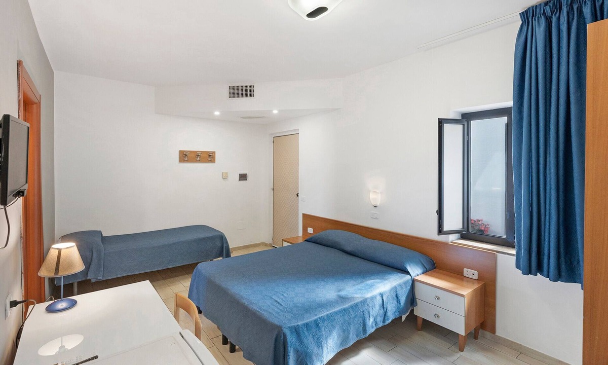 Laura Apartment | Marina Living Rooms – Basic Triple Room with Shared Pool, Wi-Fi & Air Conditioning