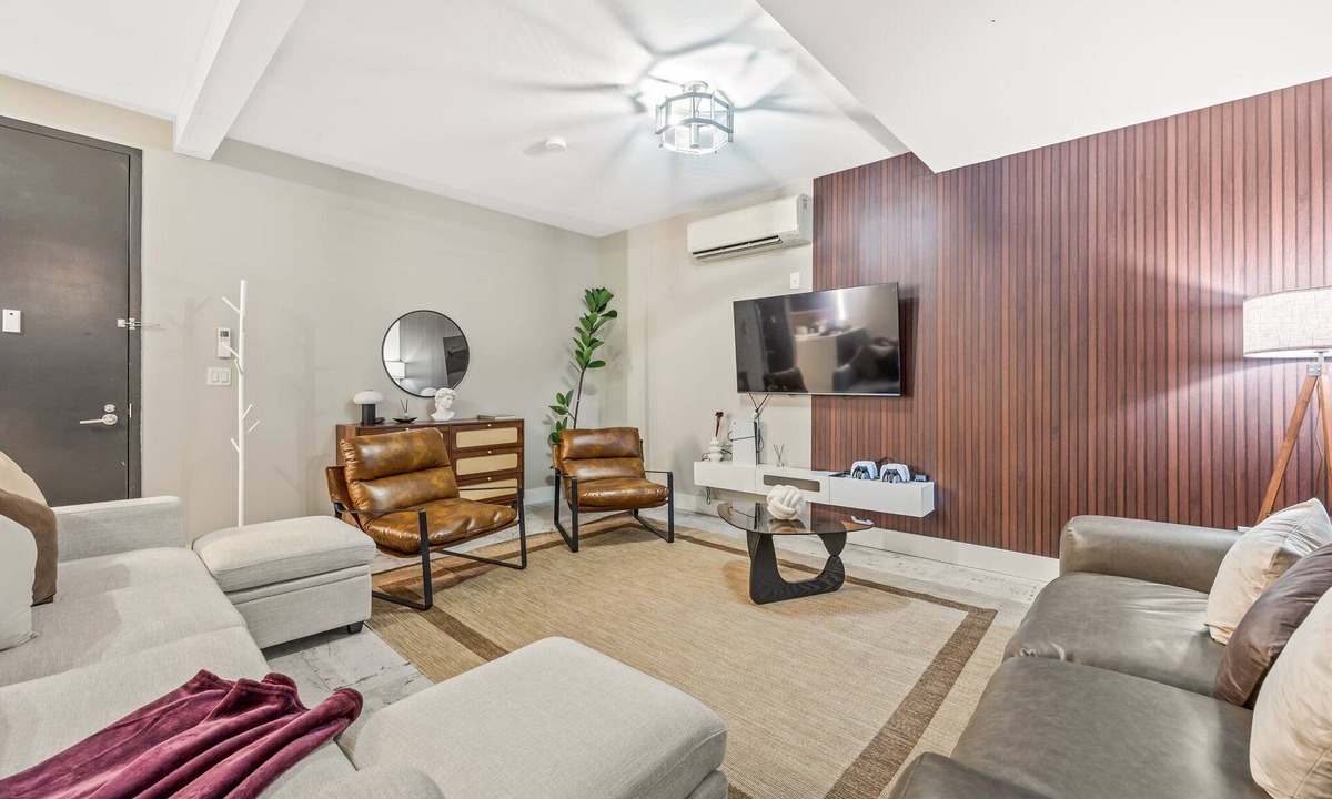 Williamsburg Apartment | Mid-Century Stay: 5BR and 5 Baths w/PS5 & Laundry