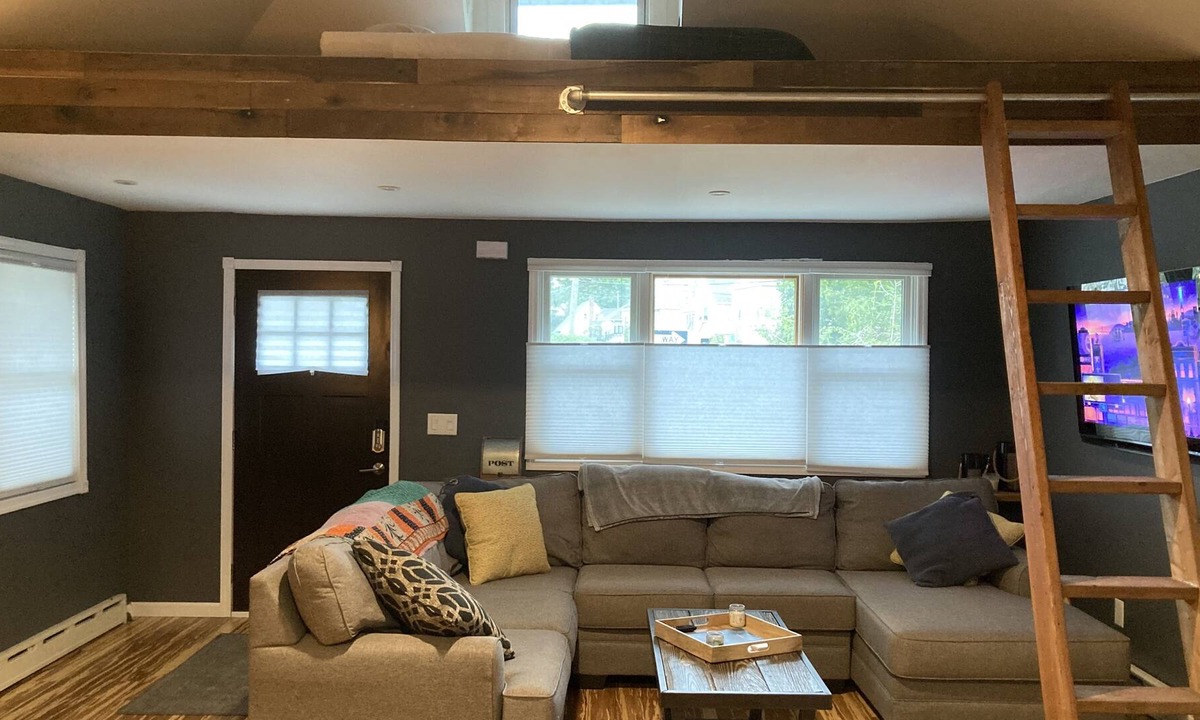 Great Kills House | Modern One Bedroom, private fenced yard