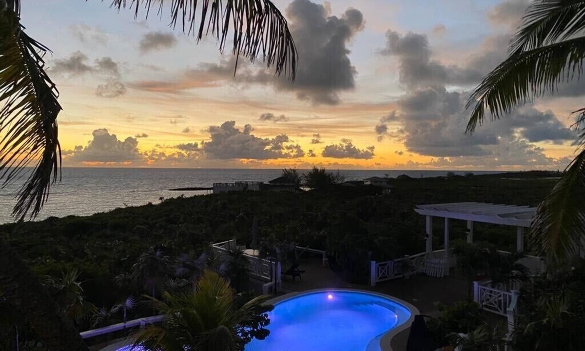 William's Town Villa | Most Luxurious Beachfront 6500 soft Estate w/pool, jacuzzi and Kayaks.