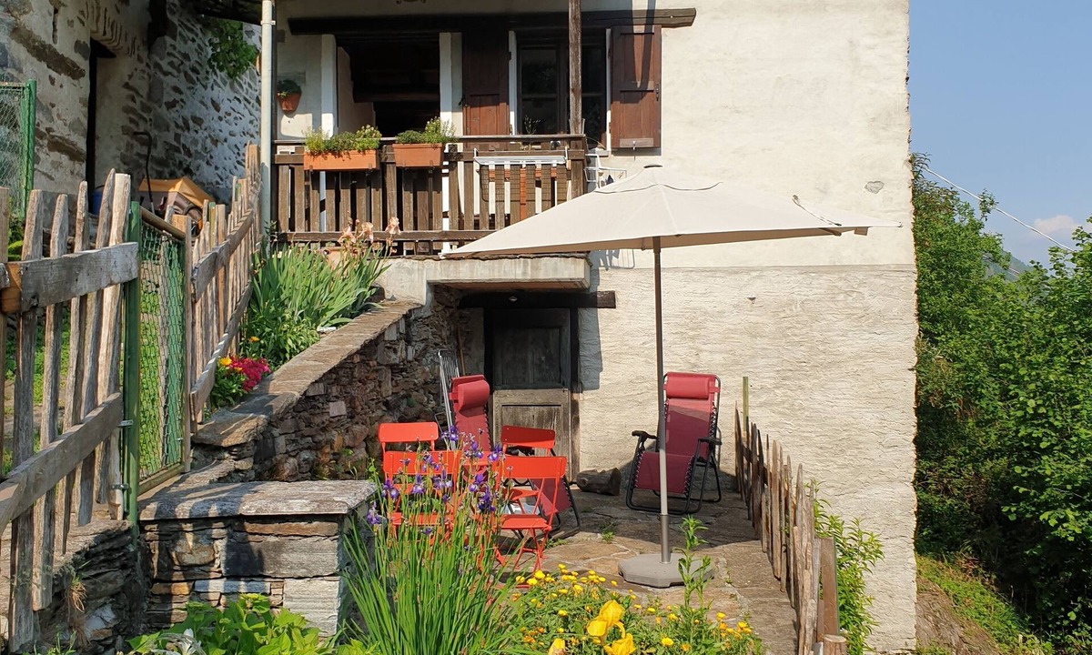 Lunecco House | Mountain worlds behind Lake Maggiore, Case di Zali