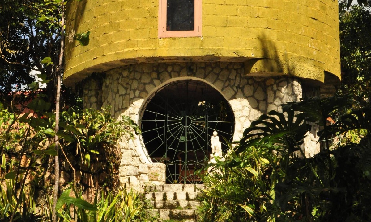 Caledonia Villa | Mountambrin TheaterGallery ~ A Villa & Artist Retreat