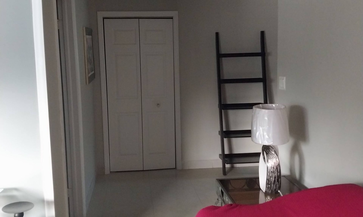 Tar Bay Apartment | n5 mins away from public beach and 3 min from grocery store!