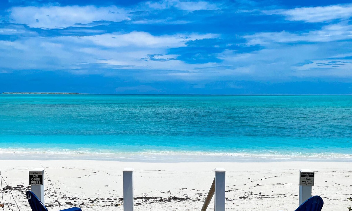 Tar Bay House | NEMO HOUSE-Luxury Beachfront on perfect Beach-Perfect for 4 couples/2 families