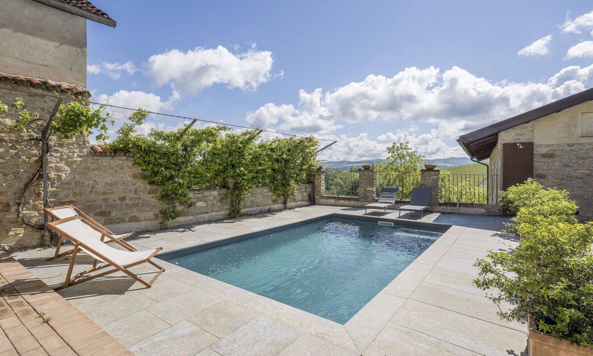 Monforte d'Alba Apartment | Nice apartment for 4 people with WIFI, pool, TV and balcony, close to Alba