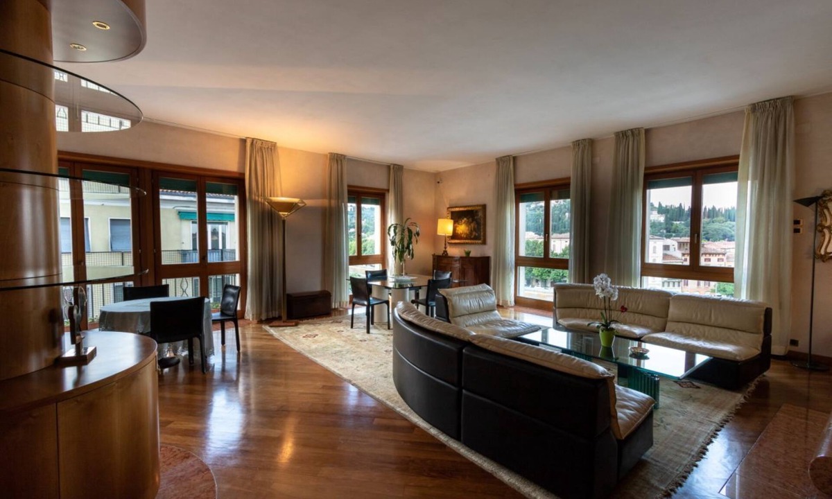 Citta Antica Apartment | Nizza- Verona Journeys Big apartment with beautiful view in the city centre