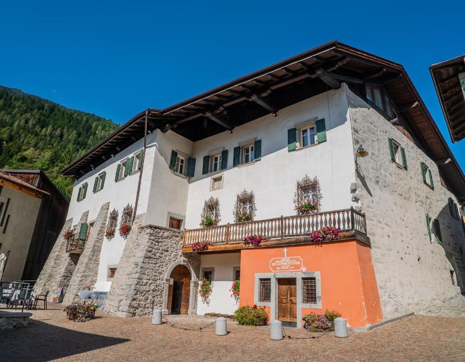 Caderzone Terme Hotel | Palazzo Lodron Bertelli. Dimora Storica & Spa