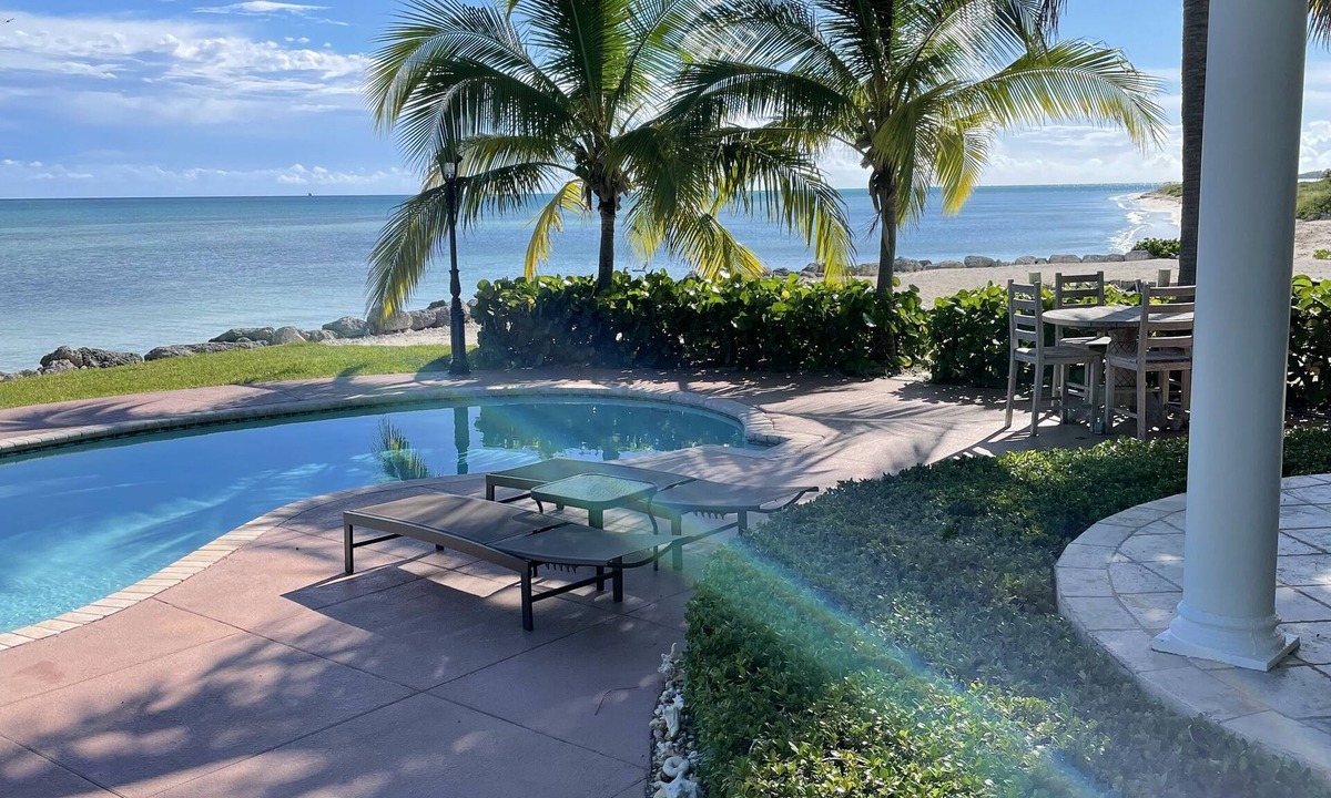 Freeport House | Paradise is Due South! One level main house and 2 story complete guest house.