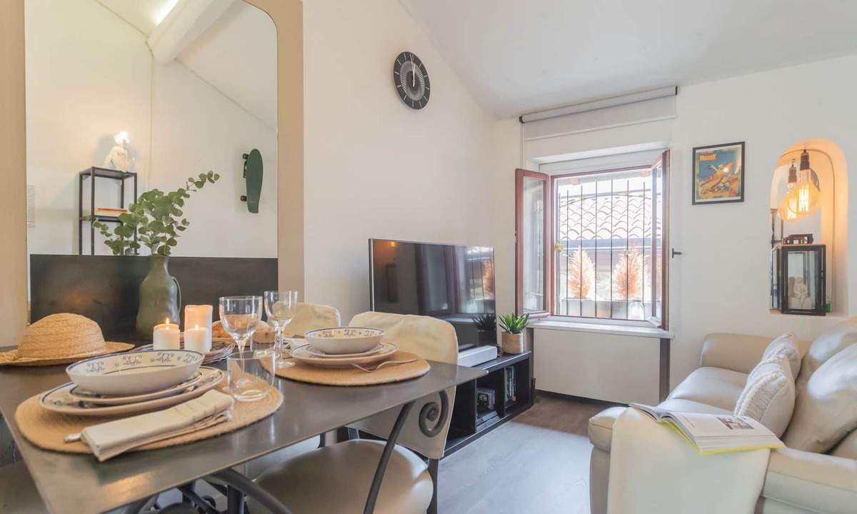 Carate Urio Apartment | Pretty Studio in Old Town