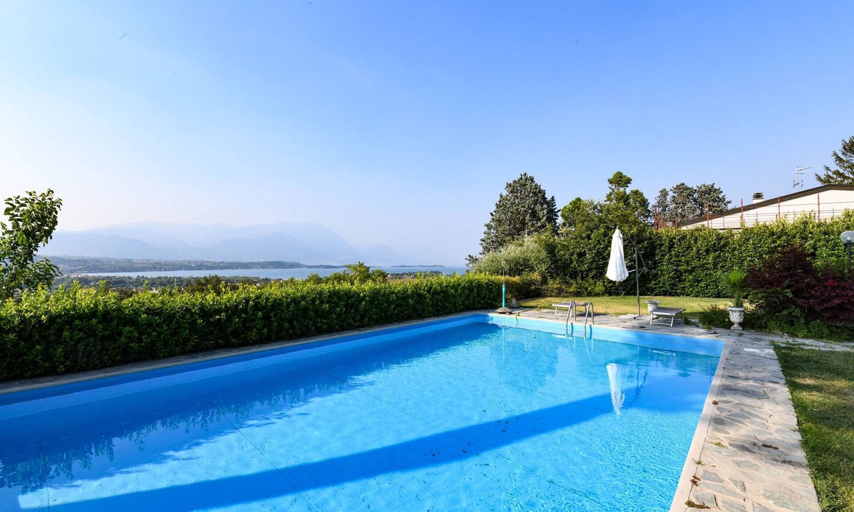 Montinelle Villa | Private Pool, Panoramic View, & Close to Beach - Villa Mira